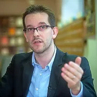 Aleš Završnik:  “V ZDA načrtujejo sistem nadzora, pri katerem 
brezpilotnik lebdi na višini dvajsetih kilometrov, in lahko 
tam ostane več let,  ter hkrati spremlja 65 različnih dogodkov.”