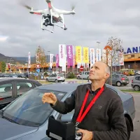 Novogoriški fotograf Aleš Srnovršnik s svojim brezpilotnim  
kvadrikopterjem. 