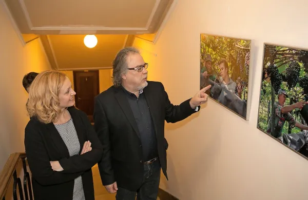 Pivški fotograf Aleksander Kušlan se bo s fotografijami stavbne dediščine končno predstavil tudi domači javnosti.
