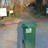 Na dela na začetku trim steze opozarja kar rdeč trak, napet med smetnjake. 