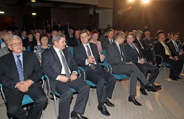 Predsednik vlade Miro Cerar se je s primorskimi gospodarstveniki pogovarjal o tem, kako naprej.
