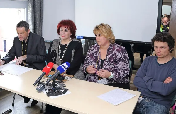 O problematiki brezdomcev so v Piranu razglabljali  (z leve): Bojan Cvetič, Vlasta Nussdorfer, Suzi Kos in Bojan Kuljanac.
