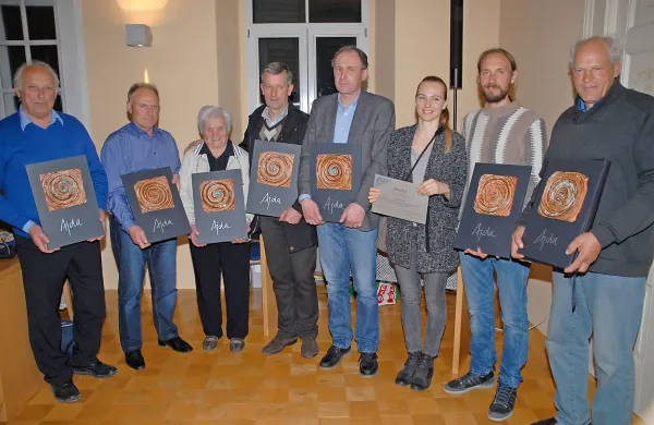 Prejemniki priznanj društva Ajda Goriška za pridobitev certifikata Demeter za biodinamično pridelavo hrane.