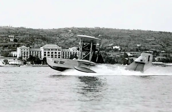 Zgodovina letalstva v Portorožu se je začela leta 1921 s hidroplani bratov Cosulich. Od leta 1926 so letala iz Portoroža letela na redni linijo preko Benetk in Pavie do Torina. 
