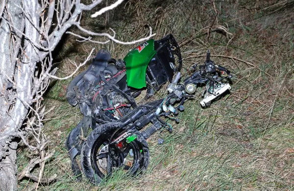 Po nesreči je motor  odbilo s ceste. 