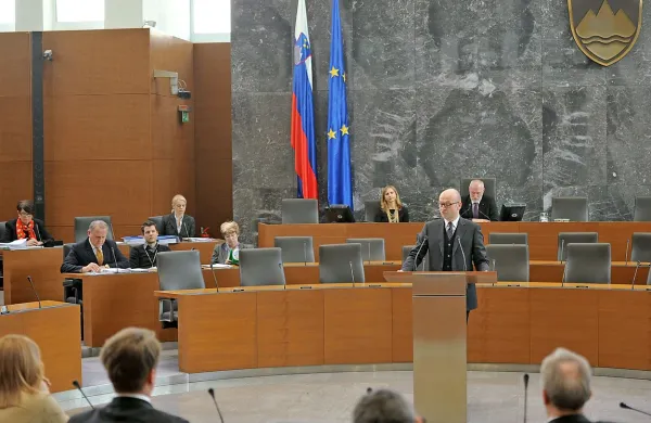 Poslanci se sprašujejo o upravičenosti stroškov sanacije bank.