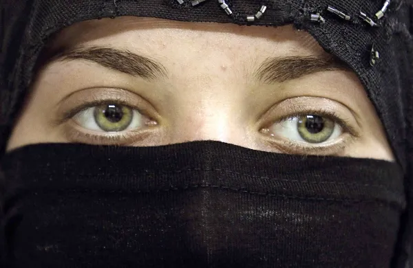 Nemško ustavno sodišče je  razsodilo, da je prepoved nošenja muslimanskih naglavnih rut za učiteljice v nemških šolah protiustavna.