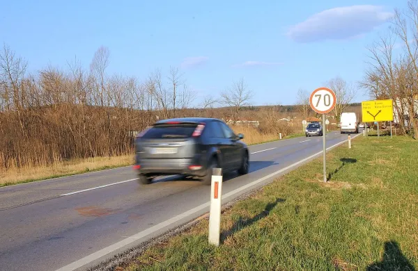 O tragični nesreči je včeraj na cesti pričal le madež.