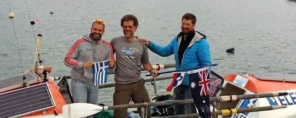 Za pot do Turčije bodo v čolnu trije. Ob Huwu Kingstonu (v sredini) in Marinu Medaku (desno) še novi član 
posadke Dimitris Kokkoris.