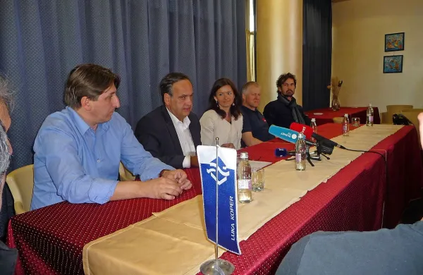 Knut Fleckenstein (drugi z leve) in Tanja Fajon s predstavniki sindikatov pristanišč Koper, Reka, Trst in Hamburg 