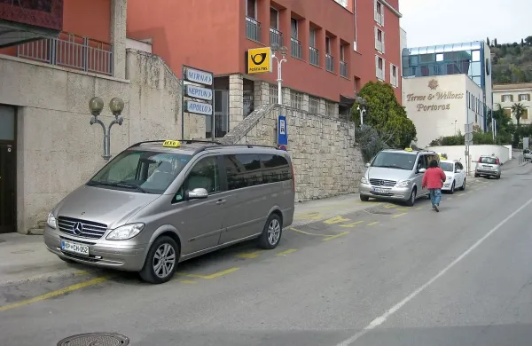 Za kratke vožnje (teh opravijo v piranski občini največ) bodo taksisti lahko  zaračunali največ deset evrov.