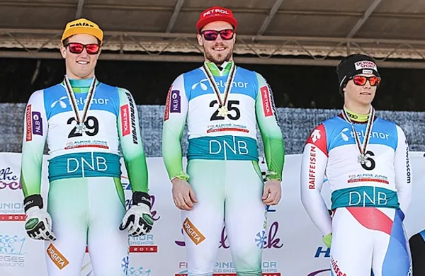 Sredina fotografija za zgodovino: dva Slovenca na vrhu mladinskega svetovnega prvenstva v supeveleslalomu. Levo je drugouvrščeni Štefan Hadalin, v sredini pa zlati Miha Hrobat.
