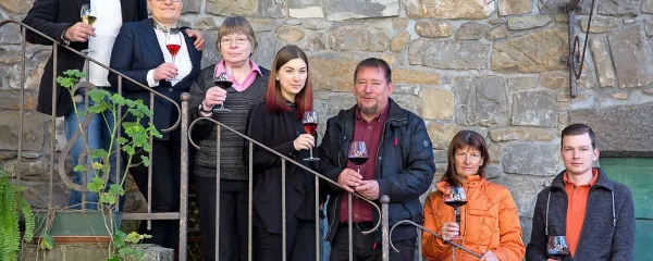 Tri generacije Bordonovih (z desne): Jan, Eva, Boris, Ana, 
Mira, Mojca in Simon Vranjek.