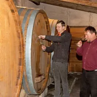 Oče in sin, Boris in Jan Bordon (levo), v domači kleti.