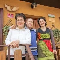 Karmen, Ivan in Vesna Velišček v Plavah nudijo spanje na 
zeliščih in promovirajo “počasni turizem”. 