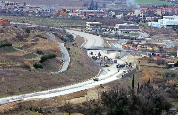 Skozi predor morda res že pozno spomladi