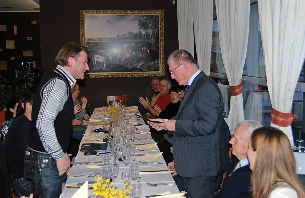 Predsednik Primorskega geodetskega društva Matej Plešnar 
je podelil prvi naziv častnega člana društva njegovemu 
prvemu predsedniku  dr. Antonu Prosenu.