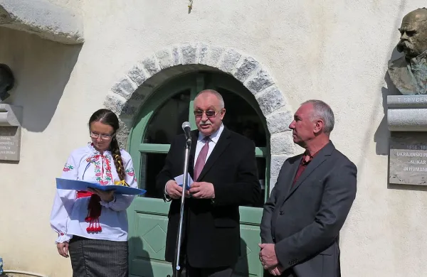Ukrajinski veleposlanik v Sloveniji Mikola Kiričenko (v sredini) 
je domačinu Vojku Markočiču podelil posebno medaljo za 
ohranjanje spomina na Tarasa Ševčenka.
