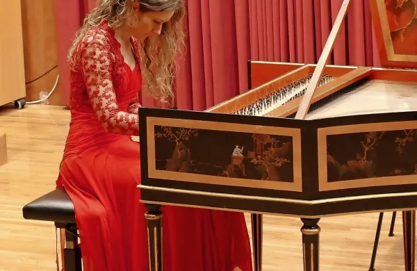 Eva Dolinšek na koncertu v novogoriški glasbeni šoli. 