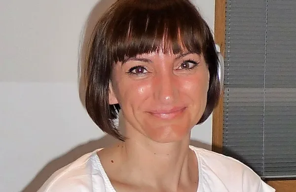 Maja Cerkvenik: “Ko so kot posledica  raka na 
dojki odstranjene podpazdušne bezgavke, je 
odtok limfe iz roke in kože dojke ter zunanje 
strani dojke prekinjen.”
