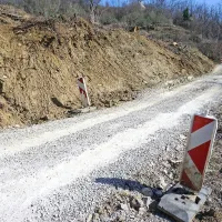 Plaz na cesti med Sv. Antonom in Potokom je dejaven že dve leti, saj se vsak mesec premakne za dober meter in pol.