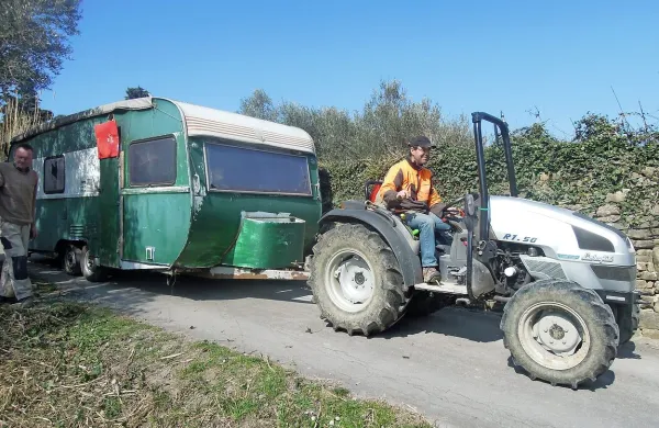 Kažunu je pomagal izkušen traktorist in uspešno pripeljal prikolico do njive.