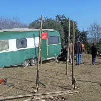 Prikolica se bo spremenila v kokošnjak, brezdomci pa bodo imeli tudi zajce.