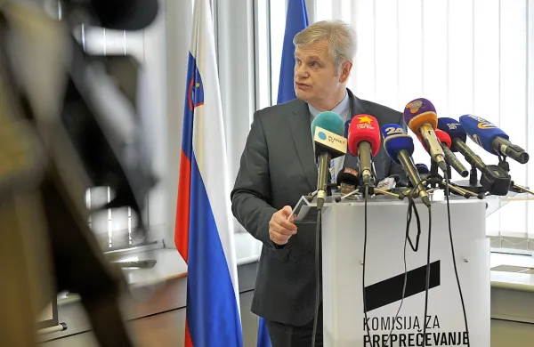 Univerza v Ljubljani je na informacijskega pooblaščenca poslala zahtevo za uvedbo inšpekcijskega postopka proti protikorupcijski komisiji zaradi zadnjih objav prejemnikov avtorskih honorarjev v aplikaciji Supervizor.