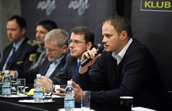 Radoslav Nesterović (desno): “Tisti, ki hoče priti pijan, bo prišel na tekmo pijan. Če bo hotel delati izgrede, jih bo delal pijan ali trezen.” 