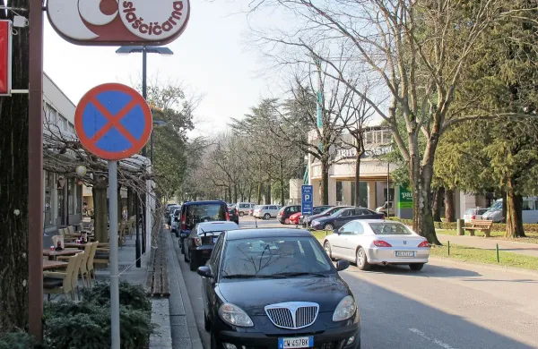 Ena od črnih točk v mestu je Delpinova ulica pri igralnici Park. Avtomobili so tam nagneteni, kljub znaku prepovedi je nepravilno parkiranje nekaj povsem običajnega. 