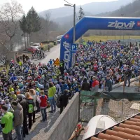 Množični skupinski start v Mirnu, kakršnih na tovrstnih prireditvah v Sloveniji običajno ni videti.