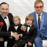 David Furnish, Elijah Furnish-John, Zachary Furnish-John in  
Elton John (z leve).