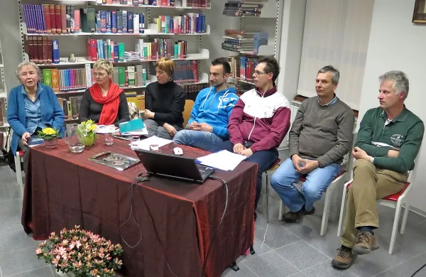 V pogovoru z direktorico knjižnice Magdaleno Svetina Terčon (tretja z desne) so društva, ki 
gojijo  rekreacijo v naravi, predstavili (z leve): Jožica Milavec, Vanda Femc, Saša Ferfolja, 
Simon Rebula, Jaka Jakofčič in Jordan Guštin.