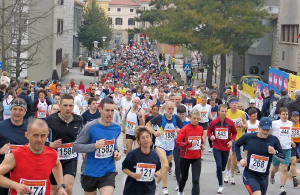Sežana bo v nedeljo gostila že 15. Mali kraški maraton.  Nekateri tekači se ga udeležujejo redno in tako  bo v nedeljo zagotovo 
med njimi  tudi kdo, ki je tekel  leta 2006, ko je nastala ta fotografija.