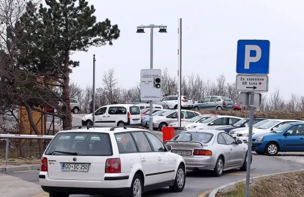 Včasih je pred reševalnim vozilom več avtomobilov, ki se nimajo kam umakniti, in čeprav gre za nujno vožnjo, mora počakati, da zapeljejo s parkirišča, opozarja direktor Zdravstvenega doma Koper Matevž Ravnikar.  