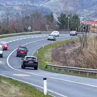 Do krožišča na vrhu Jagodja vodita dva ovinka, že v tem pa je treba hitrost omejiti na 50 kilometrov na uro.    