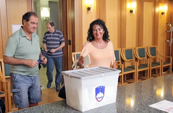 Državna volilna komisija je za izvedbo zadnjih predčasnih volitev julija lani porabila za 18,78 odstotka manj denarja kot za predčasne volitve leta 2011.
