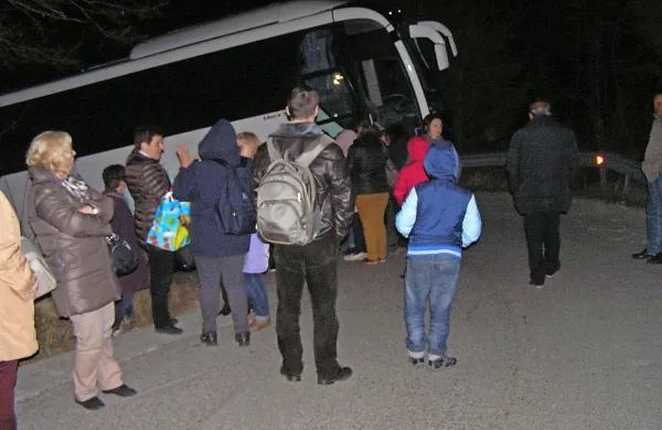 Voznik avtobusa je nekaj časa še vozil v strmi breg, na ostrem ovinku pa se mu je zalomilo.