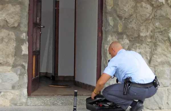 Kazen za štiri vlome bo 26-letnik odslužil s 480 urami dela v splošno korist.