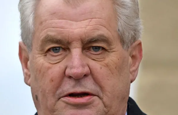 Več kot 11.000 Čehov se je že podpisalo pod peticijo, s katero bi sprožili ustavno pritožbo proti predsedniku Milošu Zemanu zaradi njegovih kritičnih izjav glede politike do Rusije.
