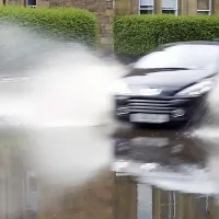 Splavanje (aquaplaning) je najpogostejša nevarna posledica 
izrabljenih gum.  