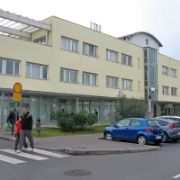 Pod streho  ZD deluje tudi Komljančeva ambulanta s koncesijo za ortodontijo, Komljanec je najemnik prostorov. 