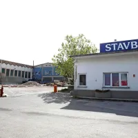 Zemljišče, ki ga zdaj še  zasedajo nekdanje Stavbenikove hale, je v neposredni bližini krožišča - navezave na hitro cesto.