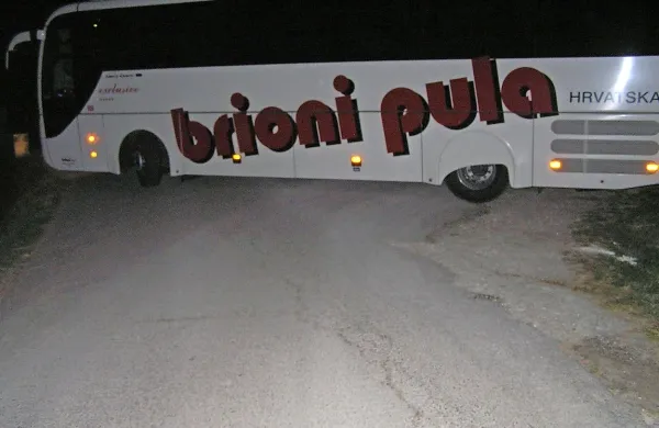 Na cesti proti Kortam  sta v soboto zvečer nasedla hrvaška avtobusa, polna potnikov, ki so se vračali proti domu. 