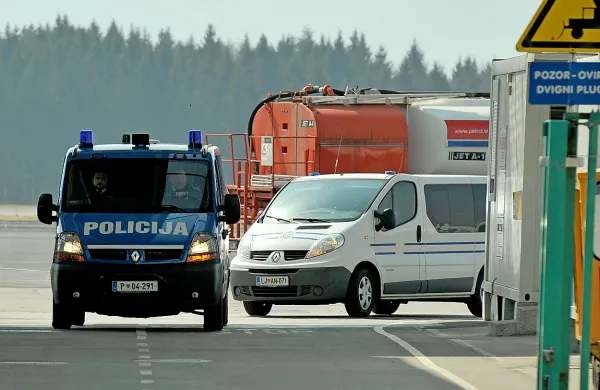 Takole je pravosodni kombi s Časarjem v spremstvu policije tik pred poldnevom odpeljal z brniškega letališča ...
