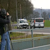Na Dobu je na Časarjev prihod čakalo nekaj snemalcev in novinarjev, ni pa bilo nobenega radovedneža.
