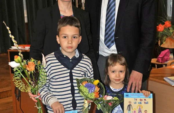 V knjigi  Tu ga ni, le kje tiči? bodo otroci, starši in pedagogi  našli  različne vrste ugank, predvsem pa tiste  s skrito besedo, ki so osrednja metoda učenja skozi igro, kar zagovarja  sistem učenja NTC.