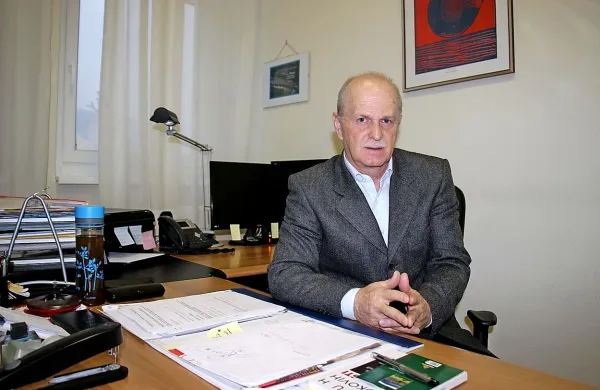 Koliko časa bo Vojko Simčič še sedel za mizo ravnatelja Osnovne šole Deskle?