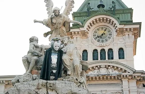 Neznanci so ponoči na vodnjak pred občinsko palačo na Velikem trgu v Trstu obesili štiri lutke.