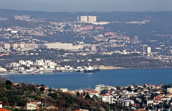 Italija želi plinski terminal Žavlje postaviti tik ob sedanji naftni terminal.
